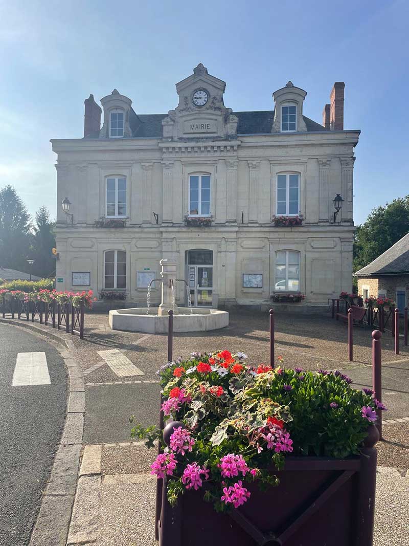 The collection took place in Noyant-Villages, a picturesque place with a traditional town hall...