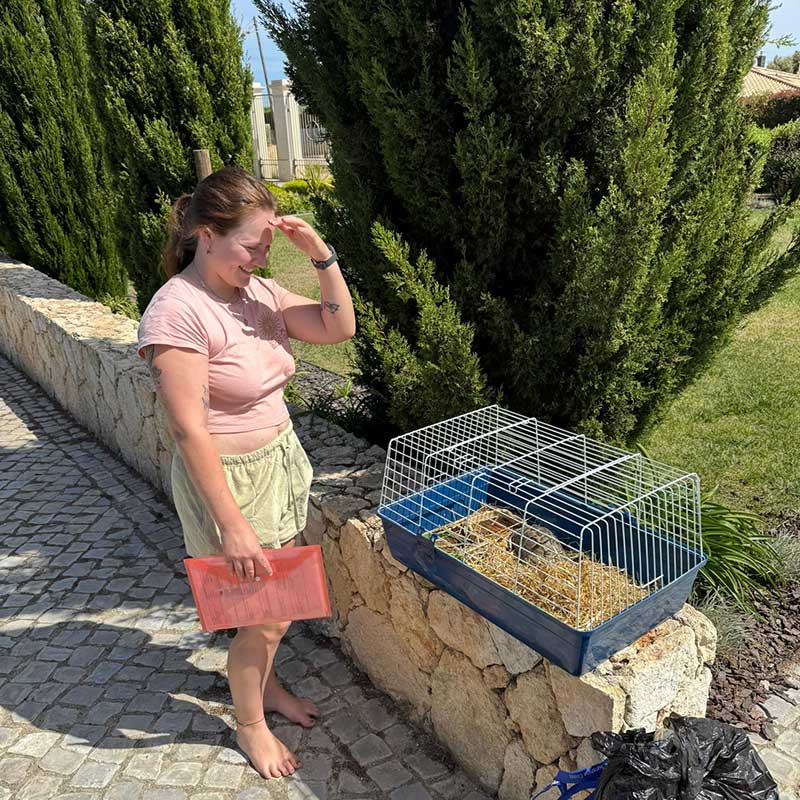 Owner Annabel delighted to receive Jeffrey in Faro