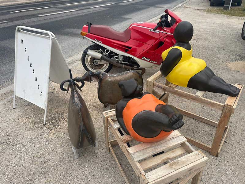 On the way back, courier Gwen stopped at a brocante (second-hand store) in northern France. These sculptures of female figures have something about them of Niki de Saint Phalle. Not so sure about the goats!