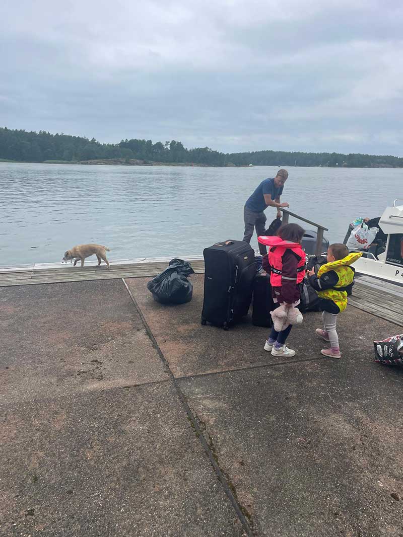 transporting frequent passenger - Courier Gwen collected Kira at the marina