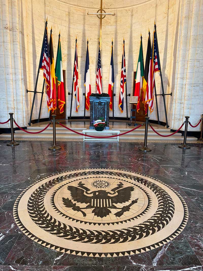 Behind the altar are the flags of the principal Allied nations in WW1